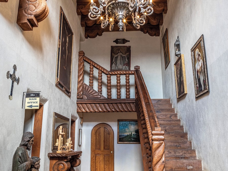 Check-in/check-out kiosk