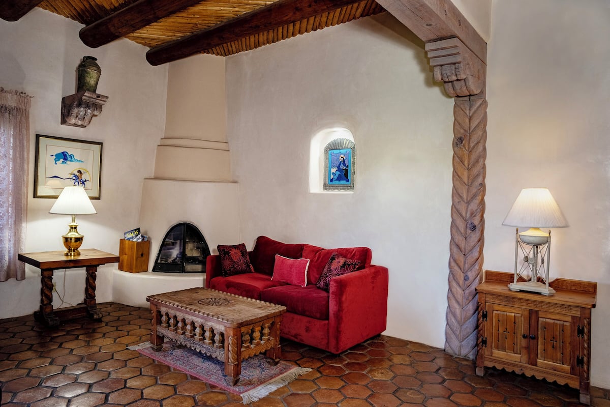 Luxury Room, Ensuite (one queen) | Down comforters, individually decorated, blackout drapes