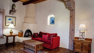 Luksusrom, eget bad (one queen) | Dundyner, individuelt dekorert, blendingsgardiner og strykejern/-brett