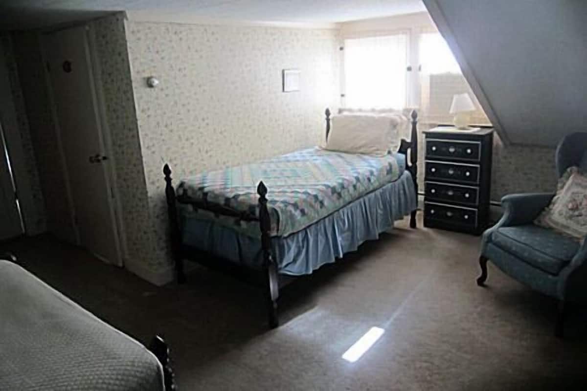 The Winterberry Room | 1 bedroom, iron/ironing board, free WiFi