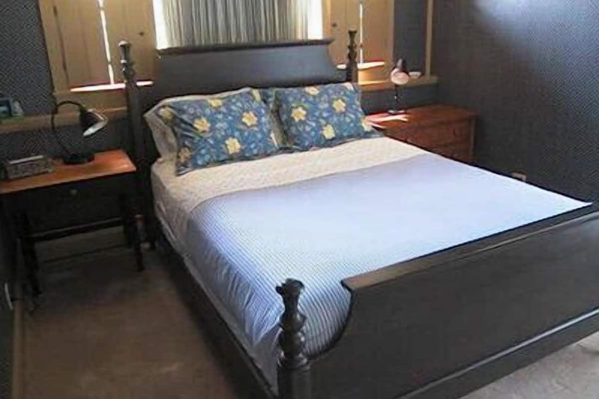 The Trillium Room | 1 bedroom, iron/ironing board, free WiFi