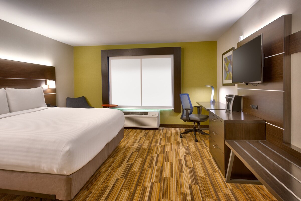 Standaard kamer, 1 kingsize bed, rolstoeltoegankelijk bad | Een kluis op de kamer, een bureau, verduisterende gordijnen