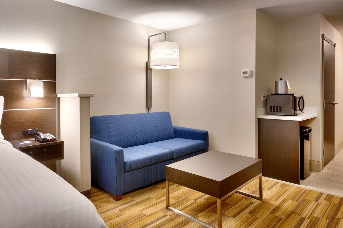 Een kluis op de kamer, een bureau, verduisterende gordijnen