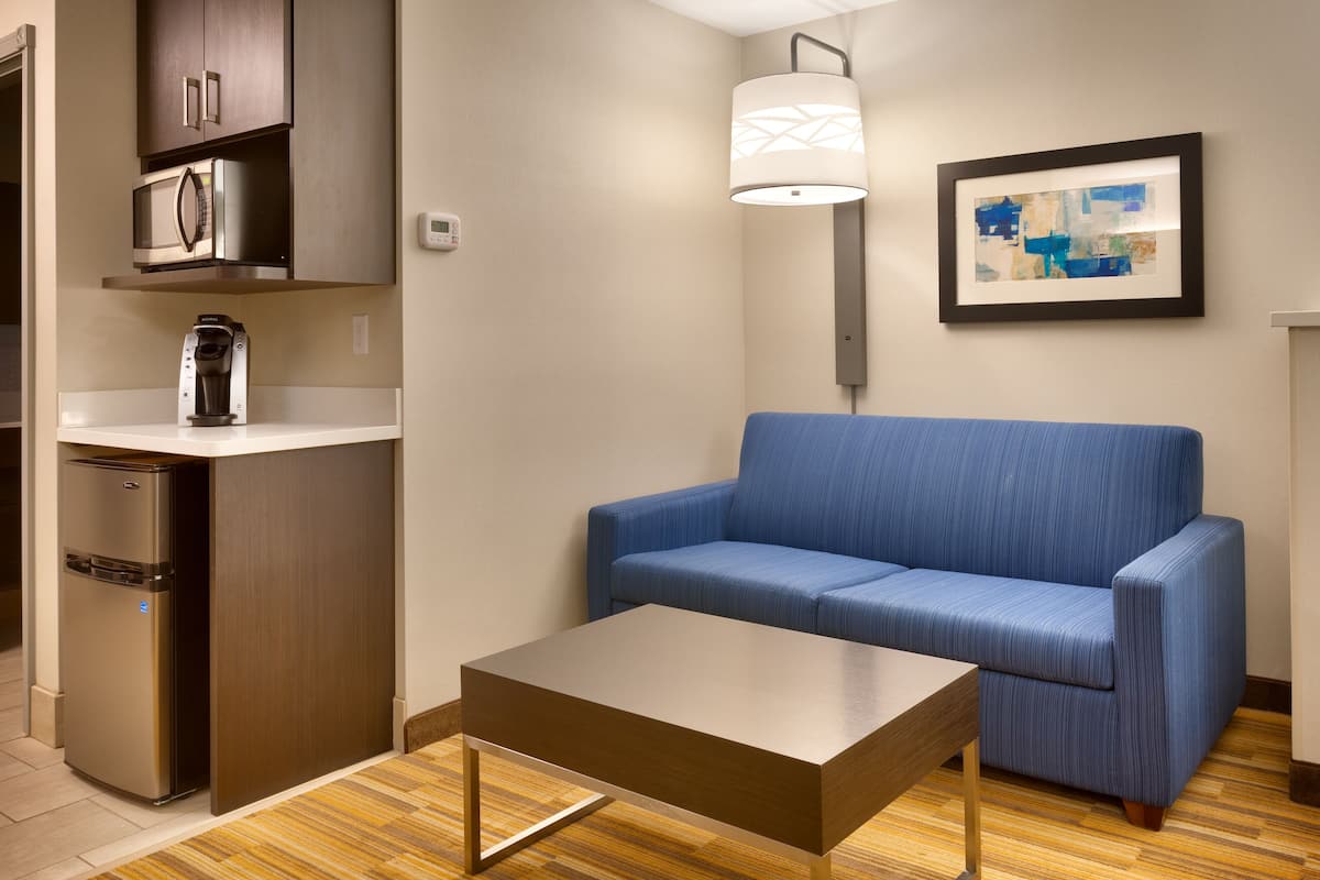 Caja de seguridad en la habitación, escritorio y cortinas blackout