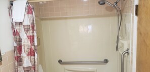 Habitación individual, accesible para personas con discapacidad | Baño | Ducha y bañera combinadas, secador de pelo y toallas