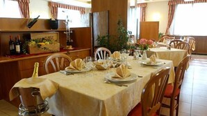 Petit déjeuner, déjeuner et dîner servis sur place