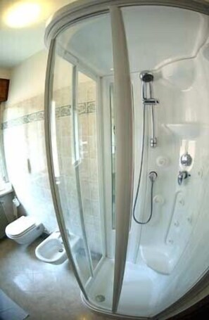 Shower, hair dryer - Hotel Ristorante Tegorzo (Alano di Piave)