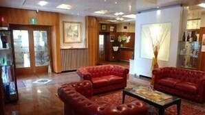 Coin salon dans le hall