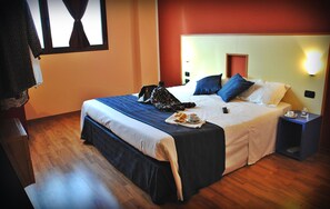 双人房或双床房 | 迷你吧、办公桌、隔音、免费 WiFi