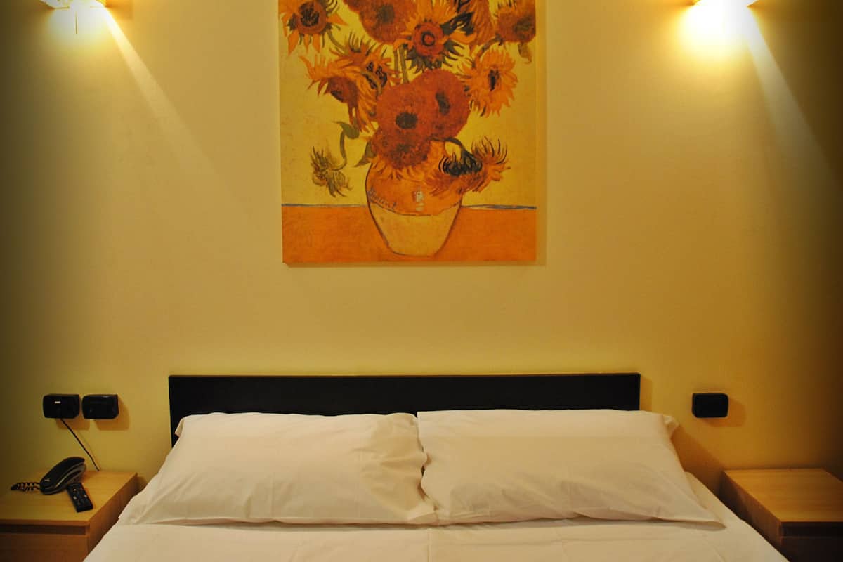 Minibar, desk, soundproofing, free WiFi