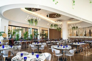 2 间餐厅，供应早餐、午餐、晚餐和早午餐