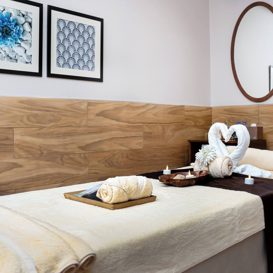 Couples treatment room(s), sauna, Turkish bath/hammam, body treatments