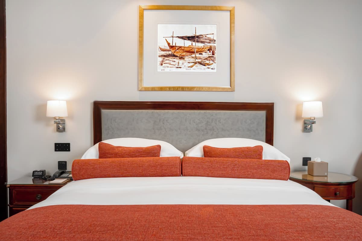 Executive studio suite, 1 kingsize bed | Luxe beddengoed, een kluis op de kamer, een bureau, geluiddichte muren