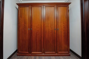 Ropa de cama de alta calidad y caja de seguridad en la habitación 