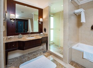 Hochwertige Bettwaren, Zimmersafe, Schreibtisch, schallisolierte Zimmer