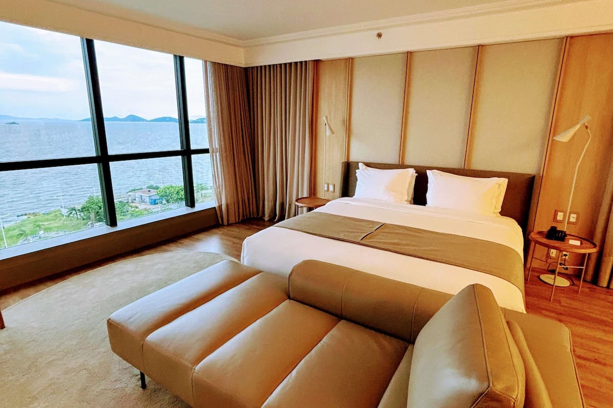 Suite Supérieure, 1 très grand lit | Minibar, coffres-forts dans les chambres, bureau, rideaux occultants