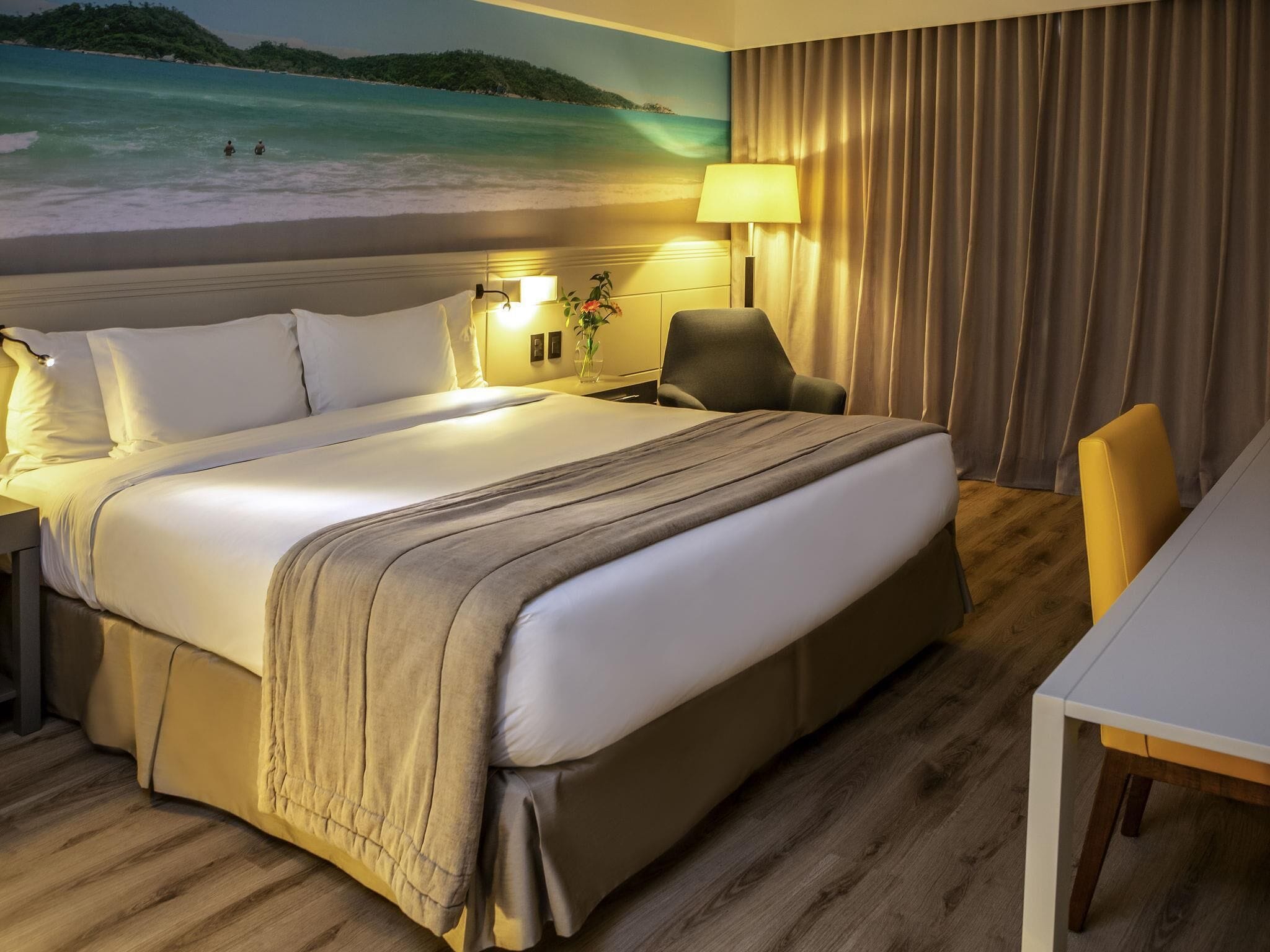 Habitación estándar, 1 cama de matrimonio grande | Minibar, caja fuerte, escritorio y cortinas opacas