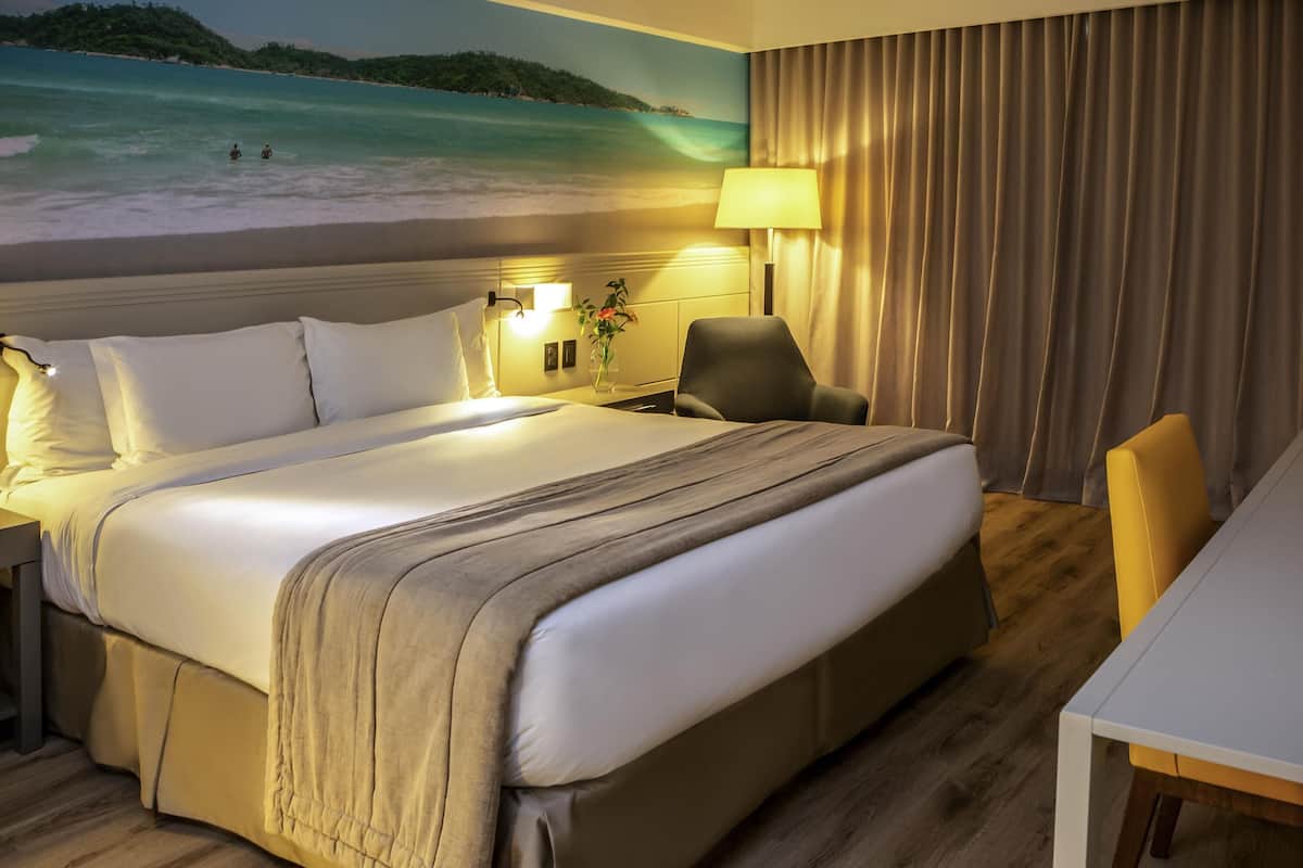 Minibar, caja de seguridad en la habitación y escritorio