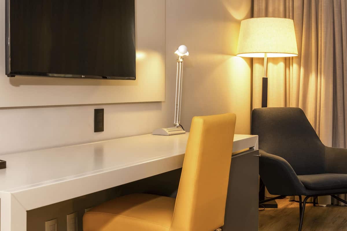 Minibar, coffres-forts dans les chambres, bureau, rideaux occultants