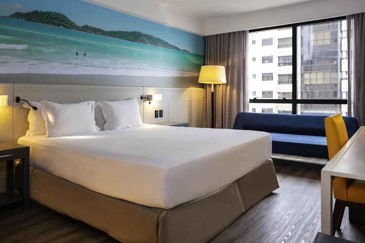 Minibar, caja de seguridad en la habitación y escritorio