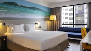 Habitación superior, 1 cama de matrimonio grande con sofá cama, vistas parciales al mar | Minibar, caja fuerte, escritorio y cortinas opacas