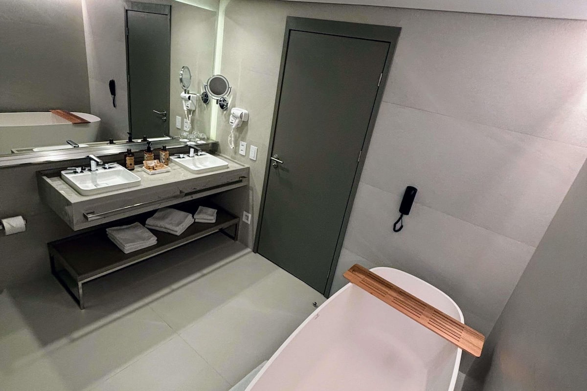 Suite Supérieure, 1 très grand lit | Minibar, coffres-forts dans les chambres, bureau, rideaux occultants