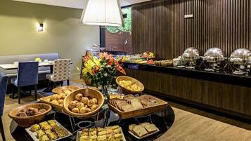 朝食、ランチ、ディナーに営業 (イタリア料理)