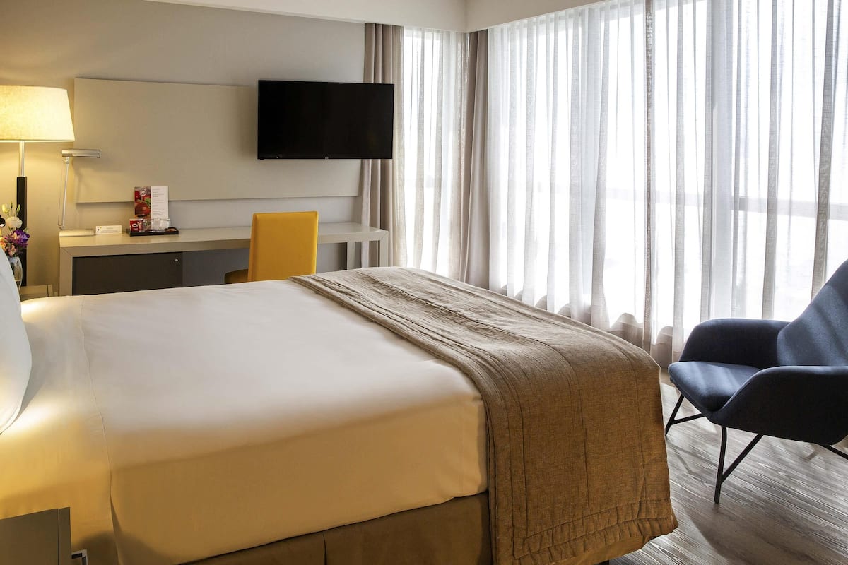 Chambre Luxe, 1 très grand lit, vue mer | Minibar, coffres-forts dans les chambres, bureau, rideaux occultants