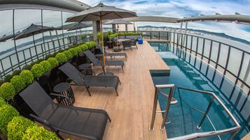 Piscina all'aperto, ombrelloni da piscina, lettini