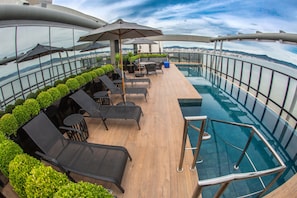 Piscine extérieure, parasols de plage, chaises longues