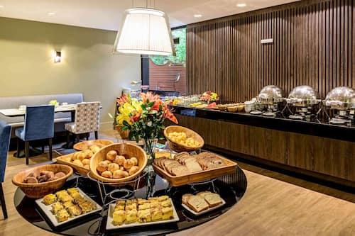 Breakfast, lunch, dinner served; Italian cuisine