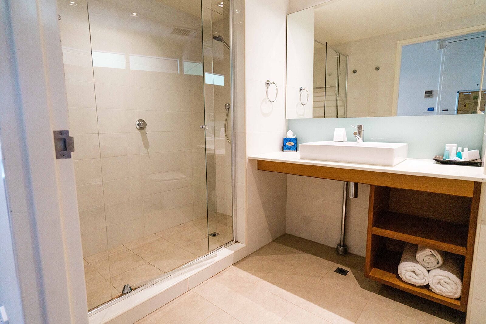 standard room | bathroom | free toiletries, hair dryer, towels