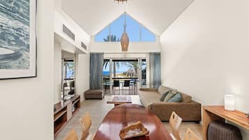 公寓, 2 間臥室, 海景 | 起居區 | 39-吋電視,提供衛星頻道