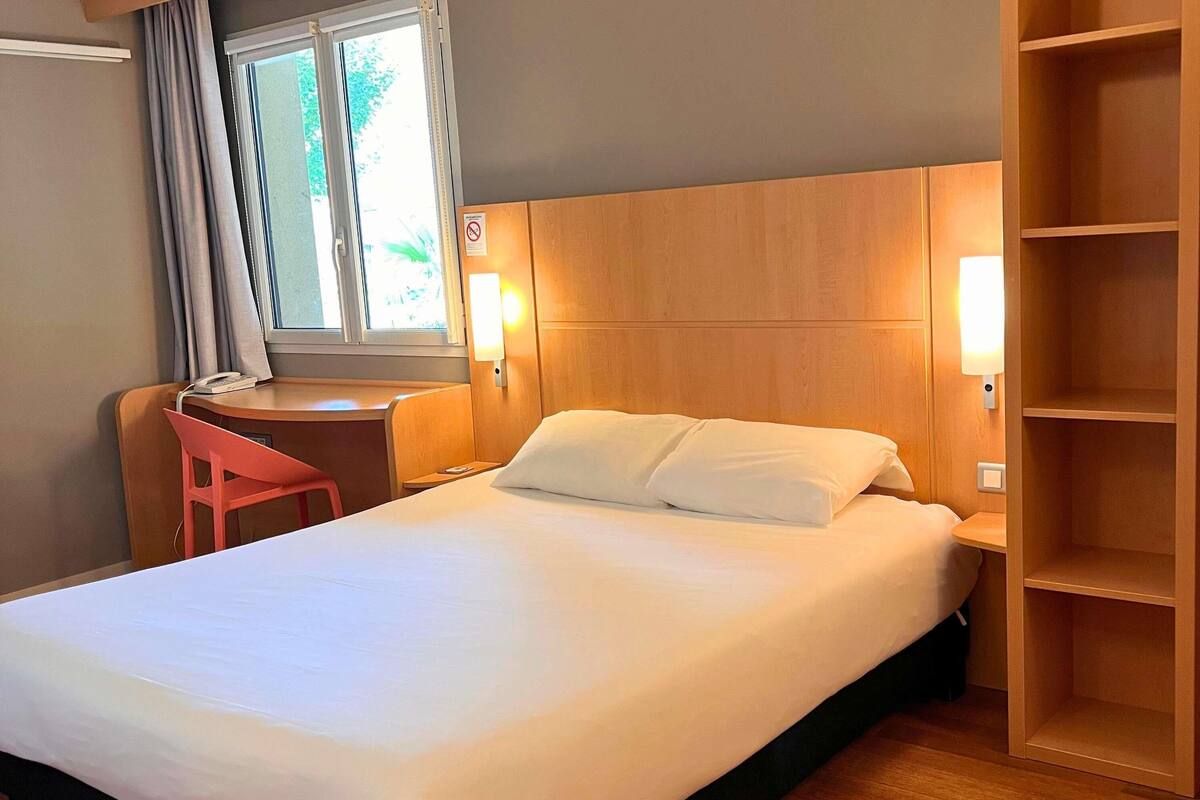 Habitación estándar, 1 cama doble, accesible para personas con discapacidad | Caja fuerte, escritorio, sistema de insonorización