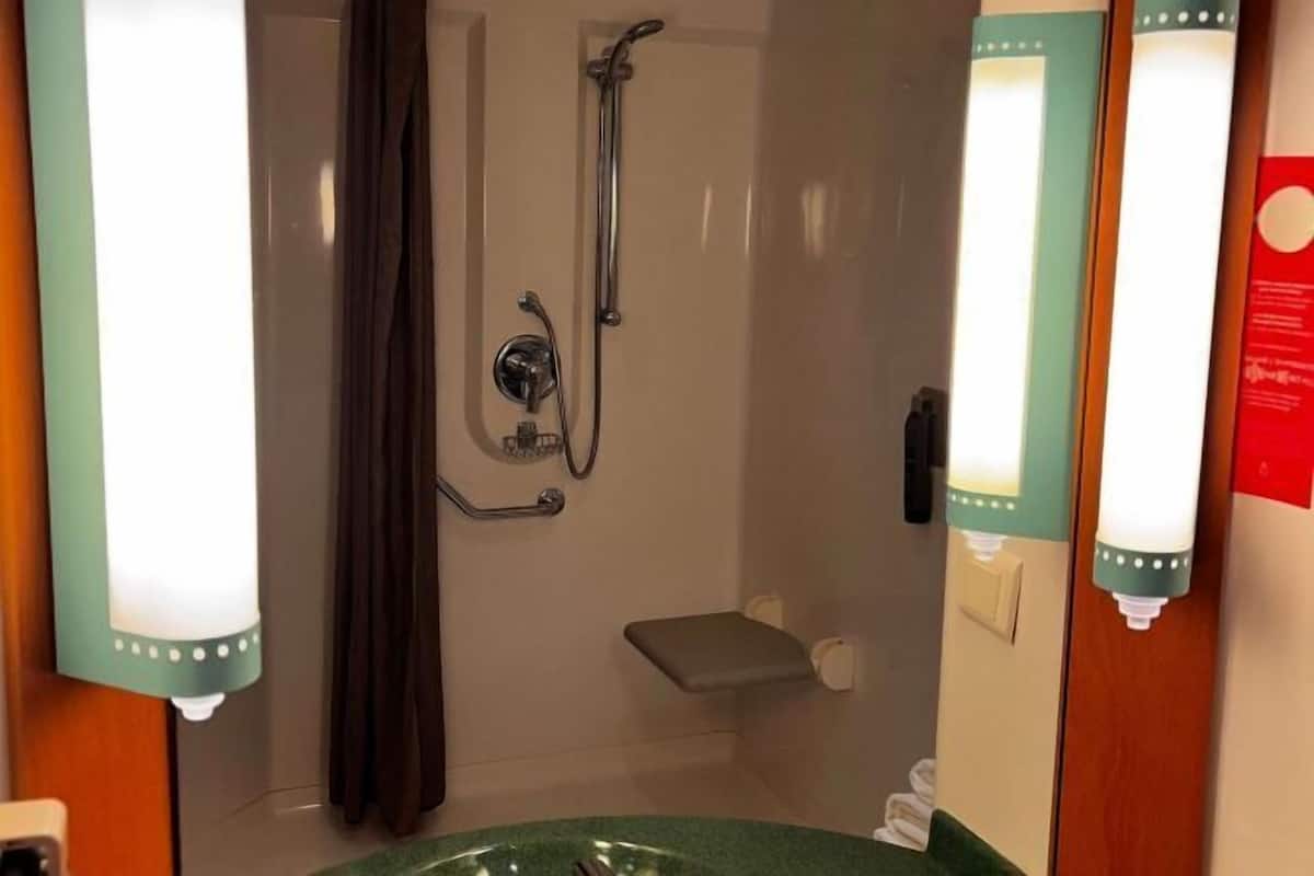 Badezimmer | Dusche, umweltfreundliche Kosmetikartikel, Haartrockner, HandtĂŒcher