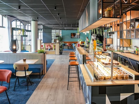 Bar (en el alojamiento). ibis Vitré Centre