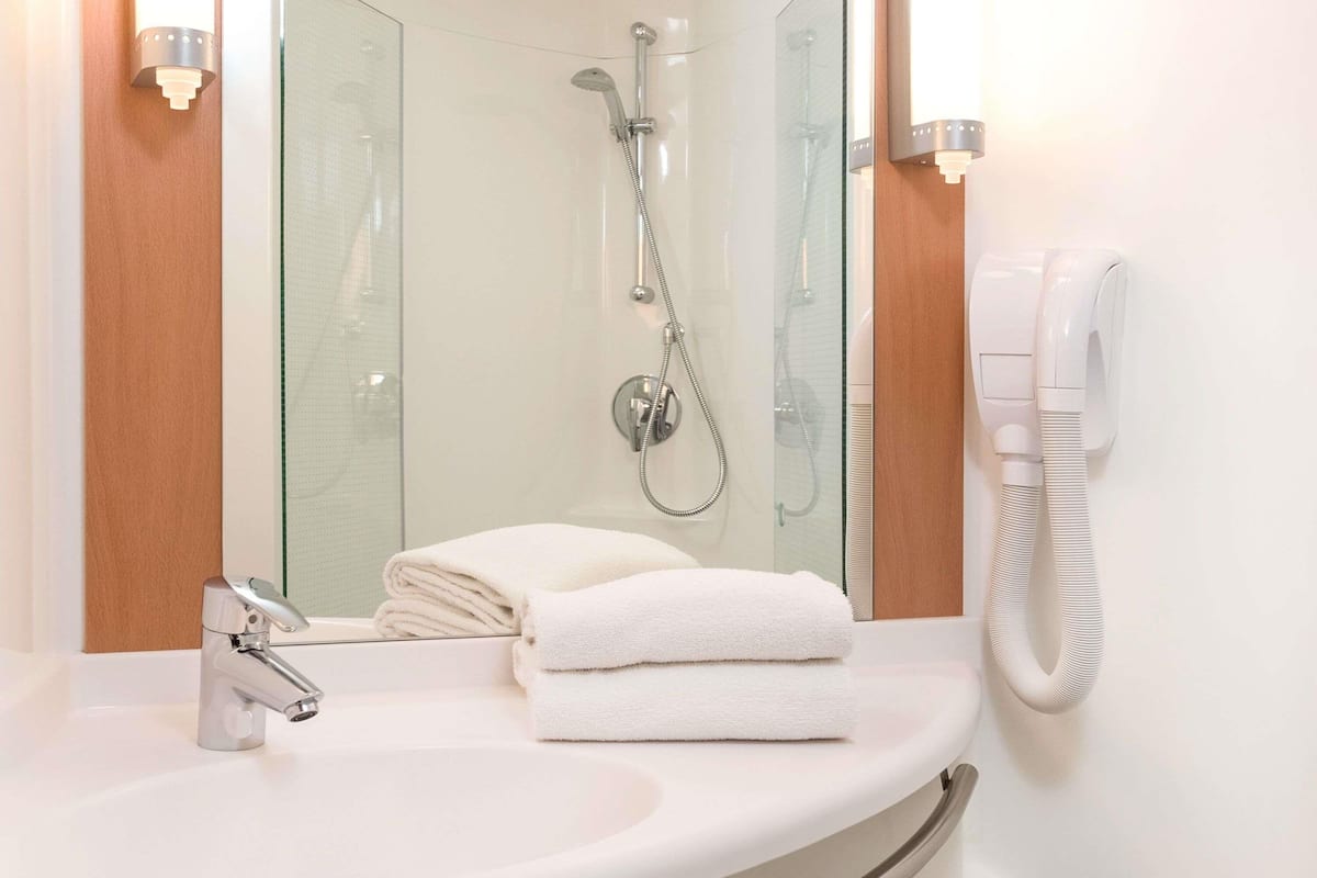 Escritorio, insonorización y tabla de planchar con plancha