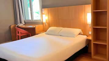 Standaard kamer, 1 tweepersoonsbed, toegankelijk voor mindervaliden | Een bureau, geluiddichte muren, een strijkplank/strijkijzer