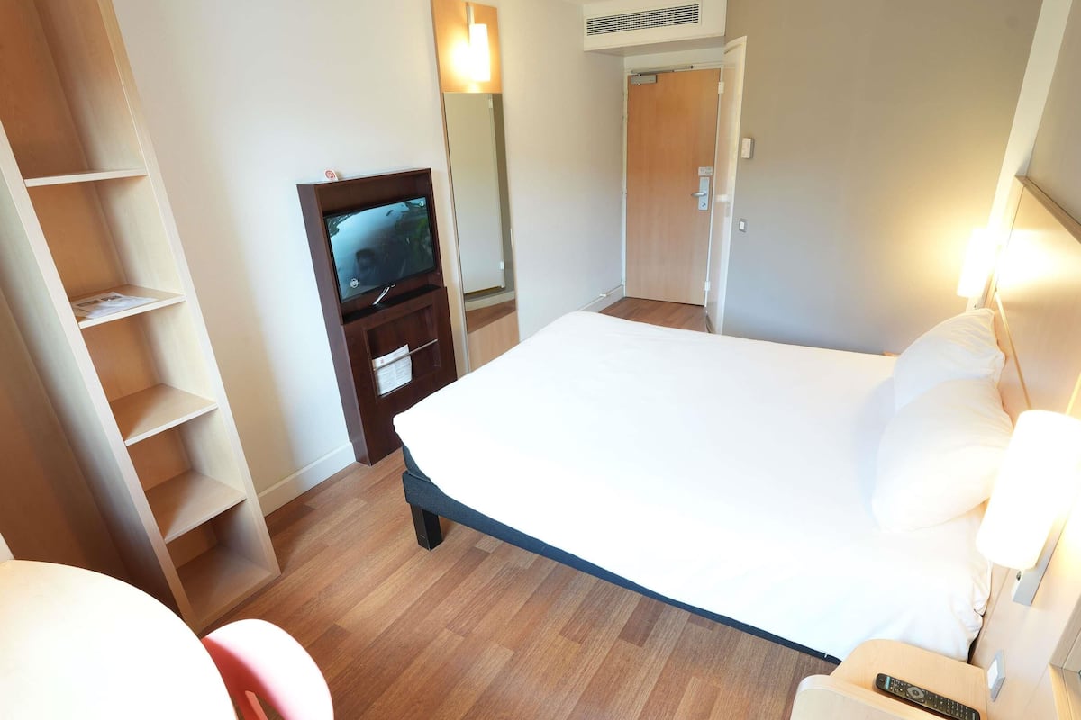 Standard-Doppelzimmer, 1 Doppelbett | Schreibtisch, schallisolierte Zimmer, Bügeleisen/Bügelbrett