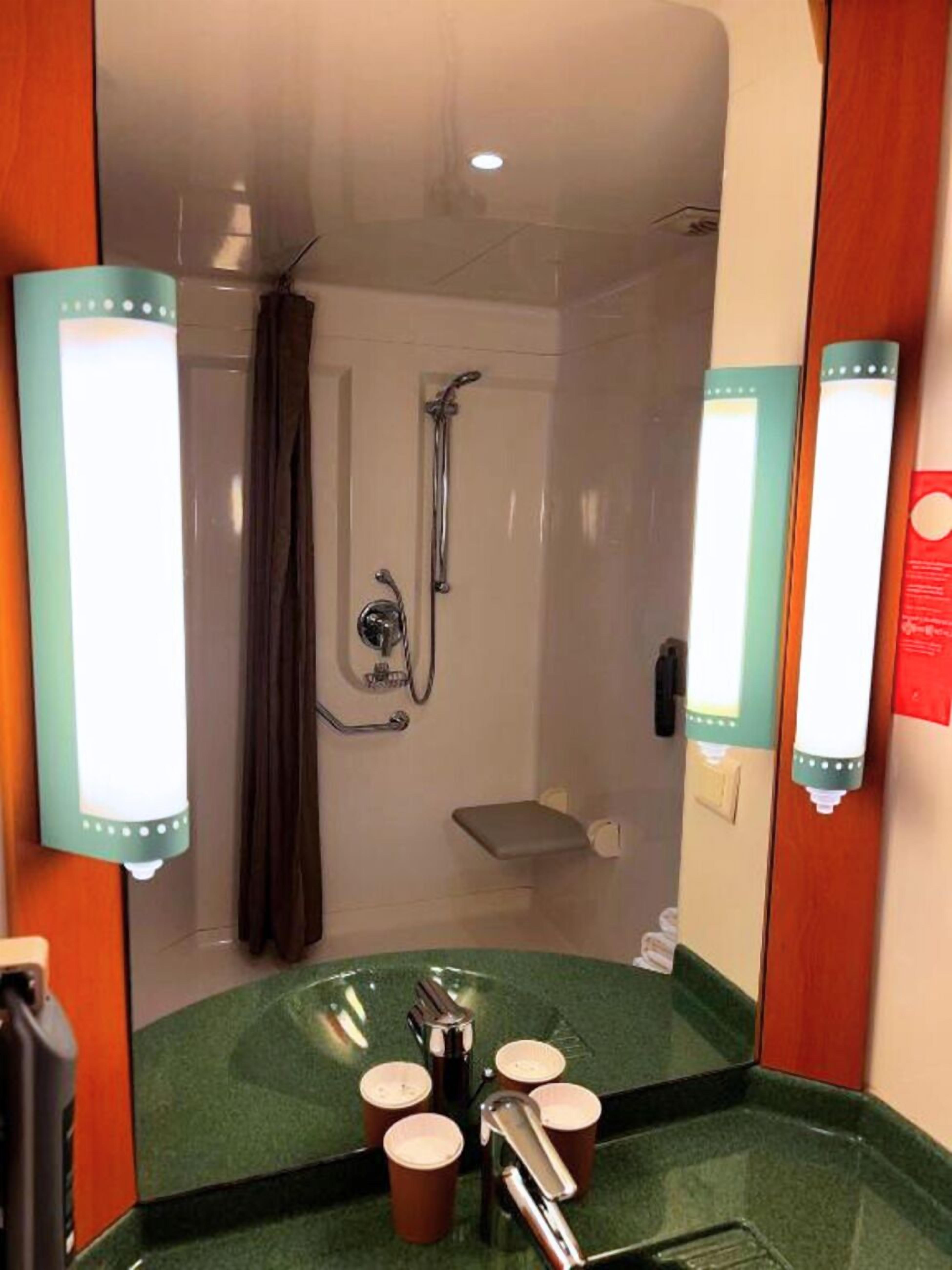 standard room, 1 double bed, accessible | bathroom | shower, eco-friendly toiletries, hair dryer, towels