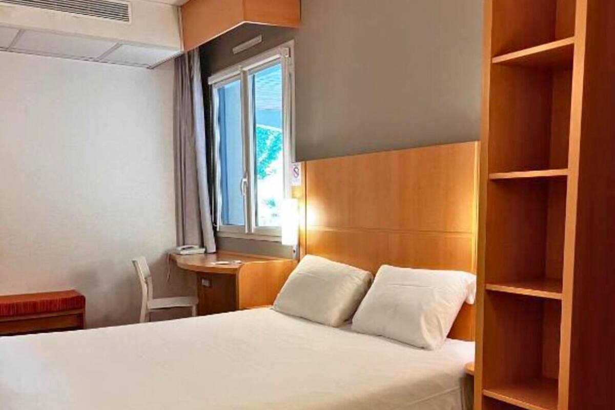 standard room, 1 double bed, accessible | in-room safe, desk, soundproofing, iron/ironing board