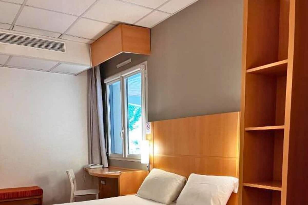 Standard Room, 1 Double Bed, Accessible | In-room safe, desk, soundproofing, iron/ironing board
