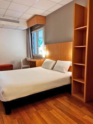 Standardzimmer, 1 Doppelbett, barrierefrei | Zimmersafe, Schreibtisch, schallisolierte Zimmer, Bügeleisen/Bügelbrett