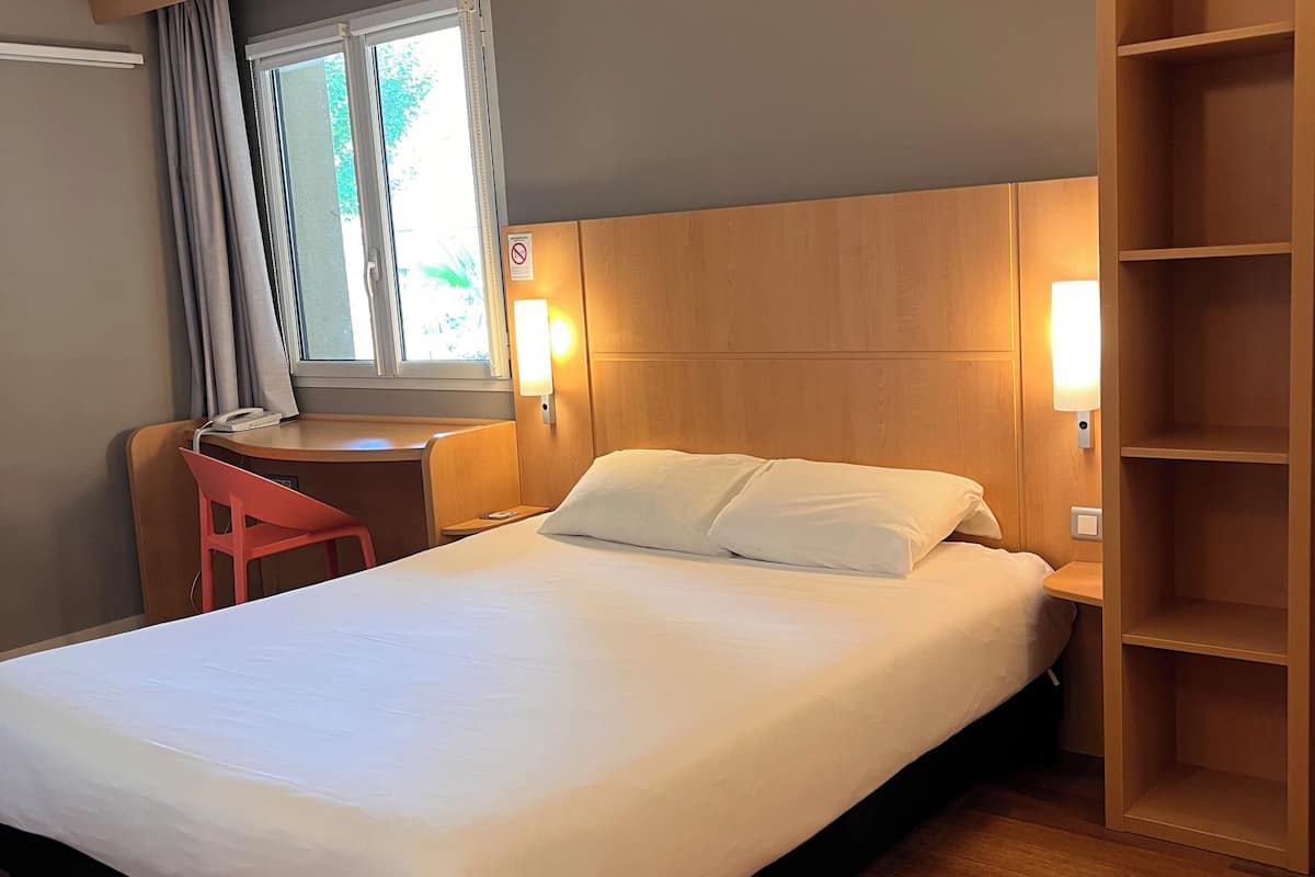 standard room, 1 double bed, accessible | in-room safe, desk, soundproofing, iron/ironing board