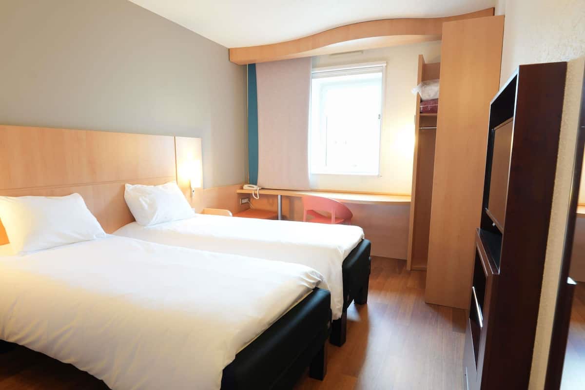 Standard-Zweibettzimmer, 2 Einzelbetten | Zimmersafe, Schreibtisch, schallisolierte Zimmer, Bügeleisen/Bügelbrett