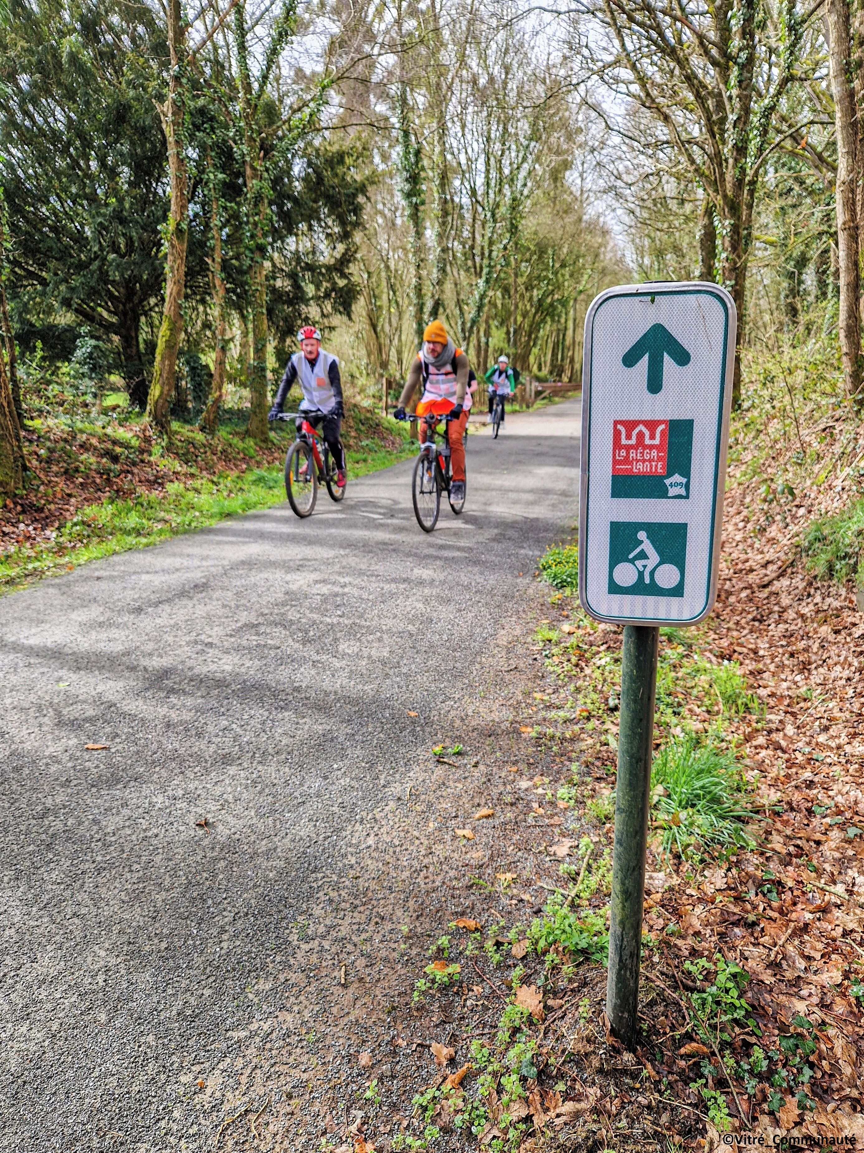 Skilt med en piletavle og symboler for cykelsti og vandresti.