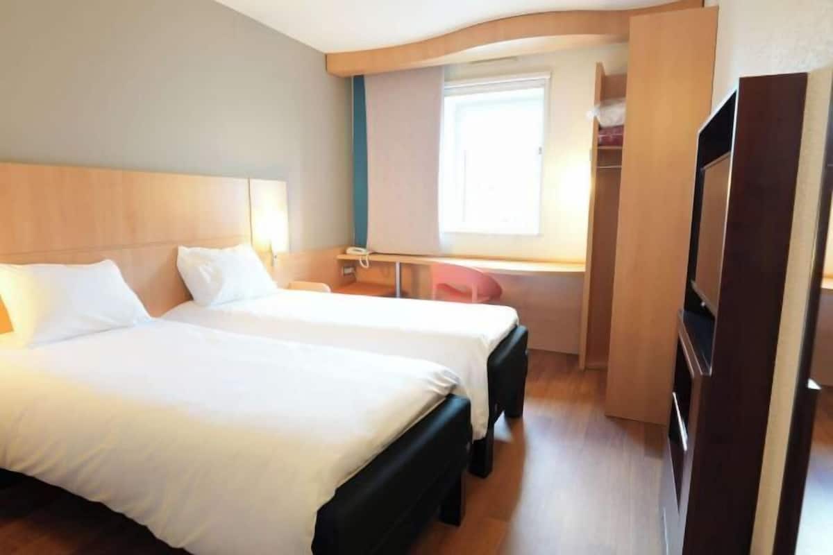 In-room safe, desk, soundproofing, iron/ironing board