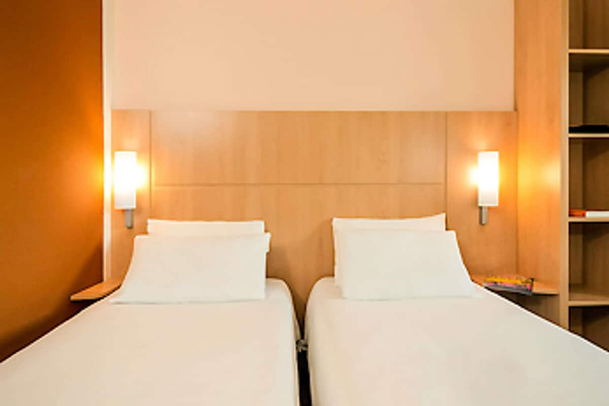 Habitación estándar con 2 camas individuales, 2 camas individuales | Escritorio, insonorización y tabla de planchar con plancha