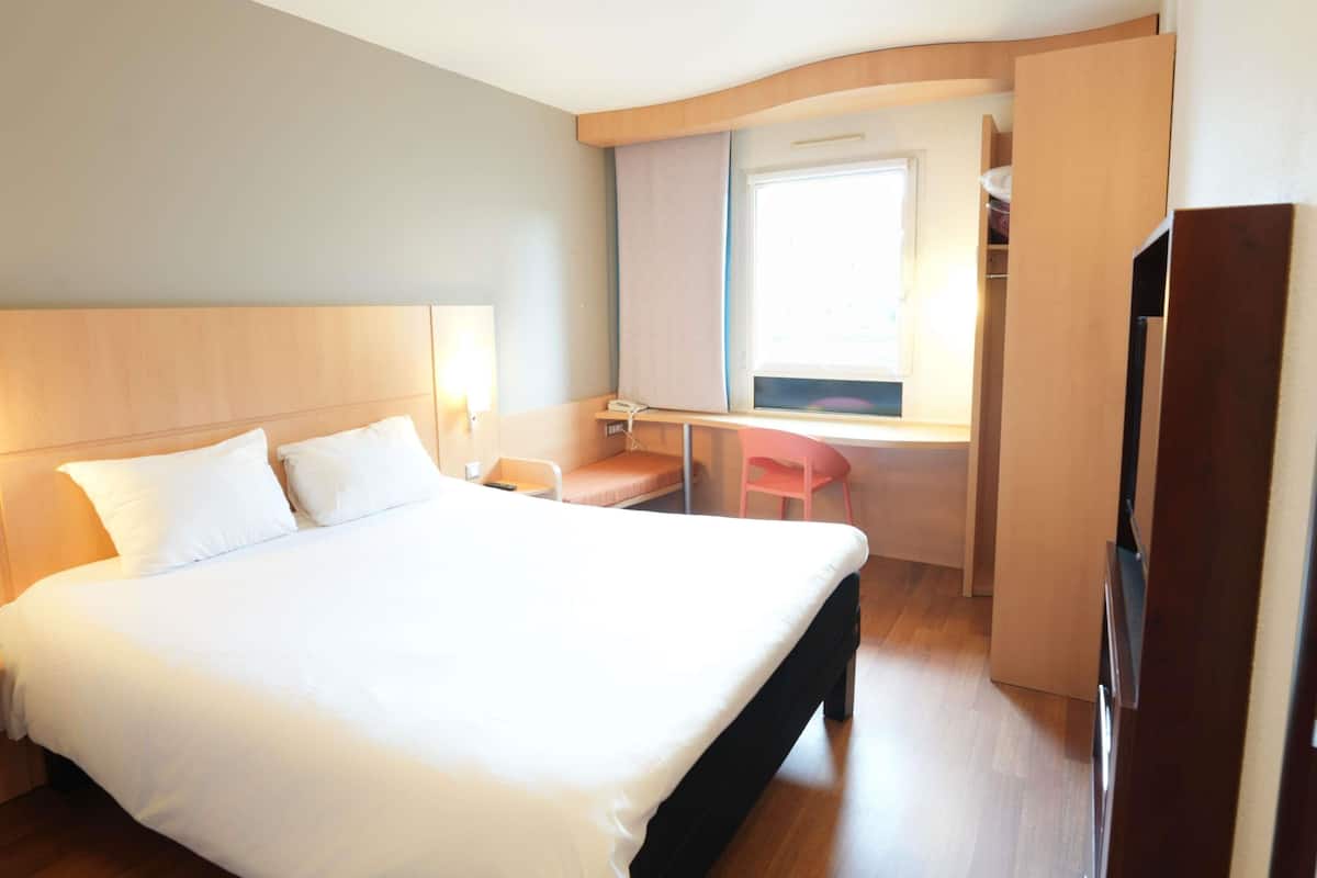 Quarto casal standard, 1 cama de casal | Escrivaninha, quartos à prova de som, ferros/tábuas de passar roupa