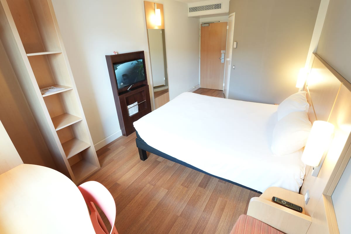 standard double room, 1 double bed | in-room safe, desk, soundproofing, iron/ironing board